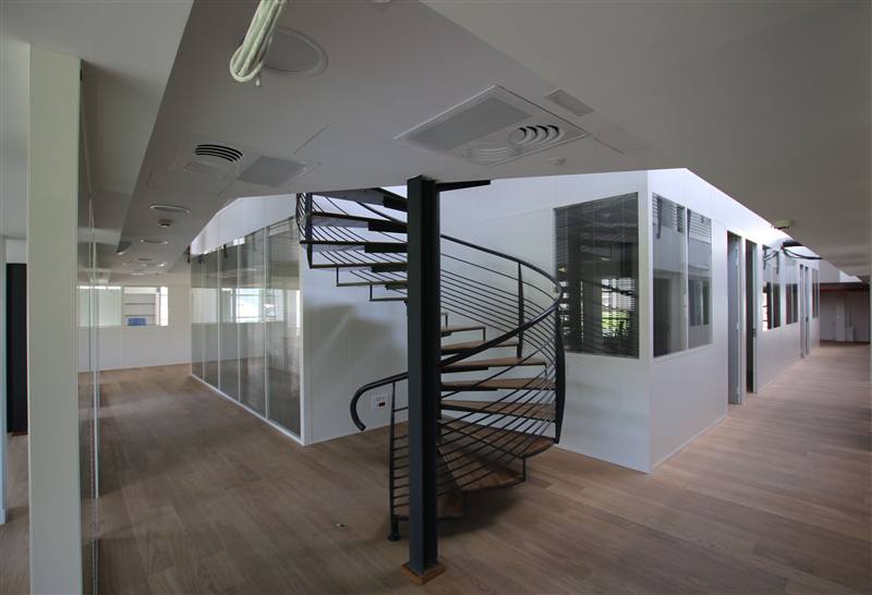 Niveau de bureaux avec escalier hélicoïdal et cloisons vitrées, Lyon