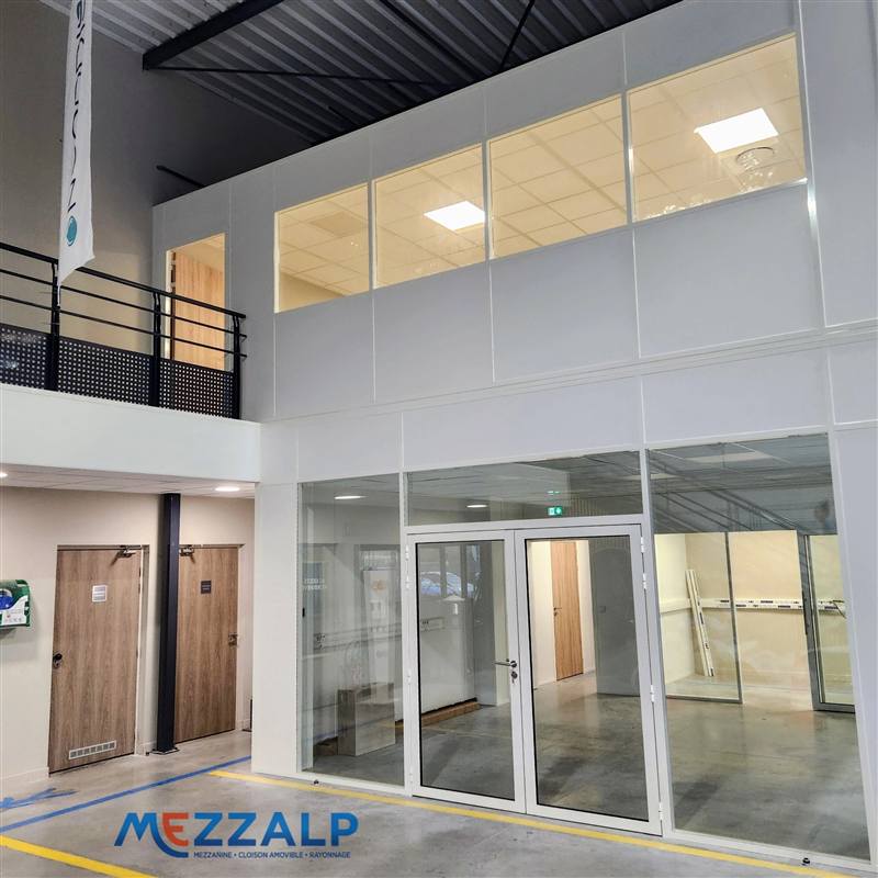 Mezzanine de bureaux vitrés réalisée par MEZZALP à Pierre-Bénite