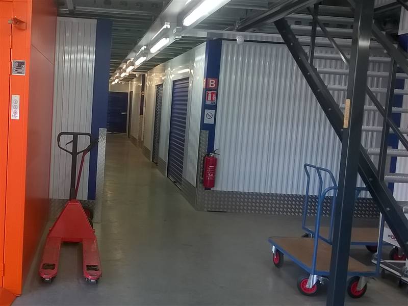 Mezzanine ERP accueillant des box de stockage loués au public, Lyon