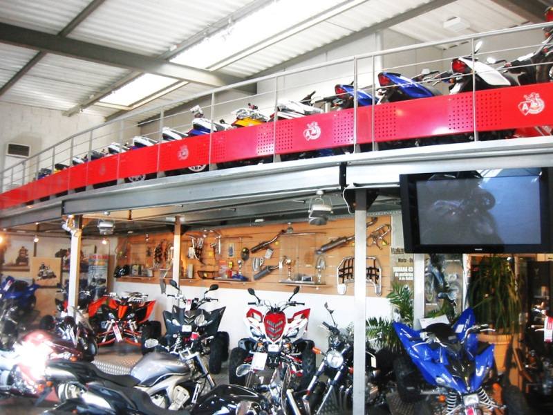 Mezzanine ERP utilisée comme surface d'exposition dans un magasin, à Lyon