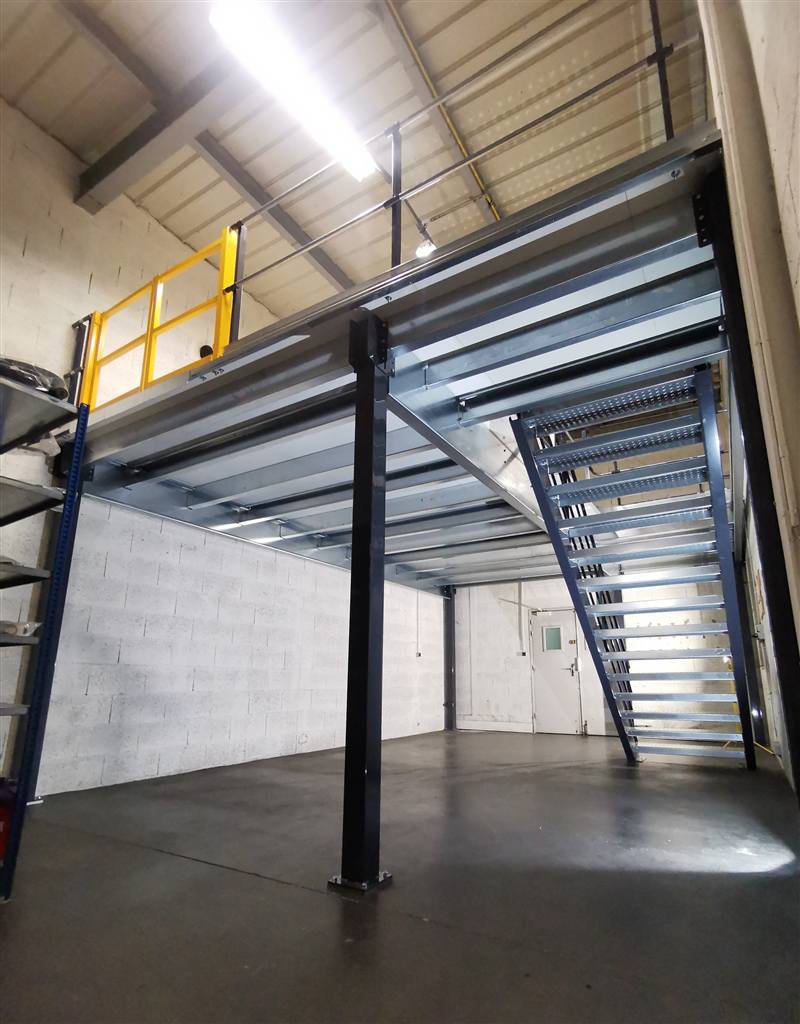 Mezzanine de stockage métallique avec escalier et garde-corps, réalisée par MEZZALP à Brioude