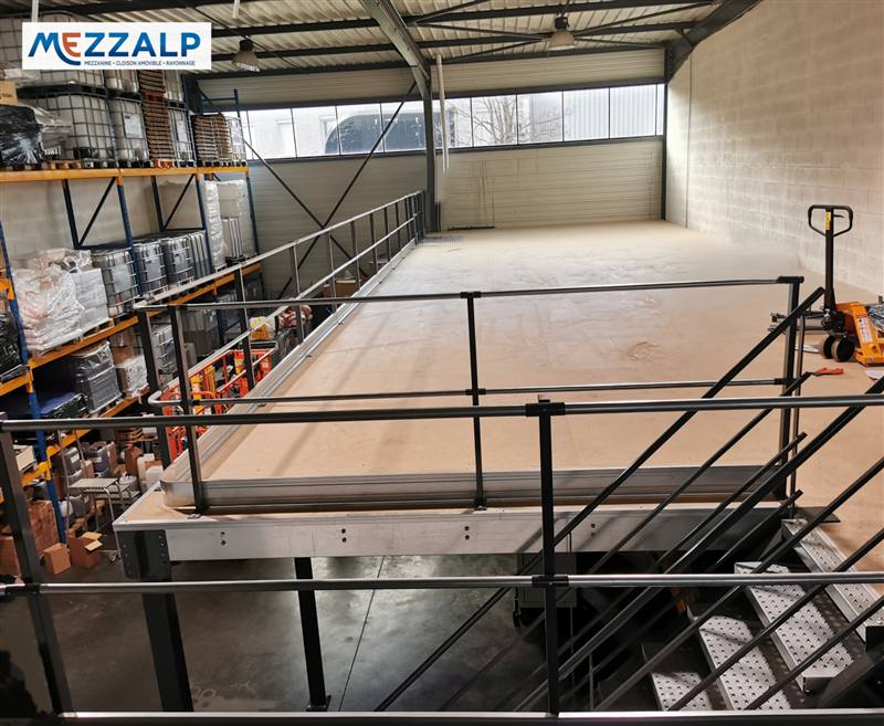 Mezzanine métallique avec escalier et garde-corps, entrepôt à Brignais