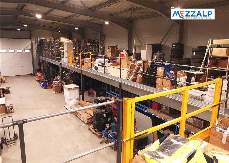 Plateforme de stockage avec garde-corps et portillon jaune, entrepôt à Corbas